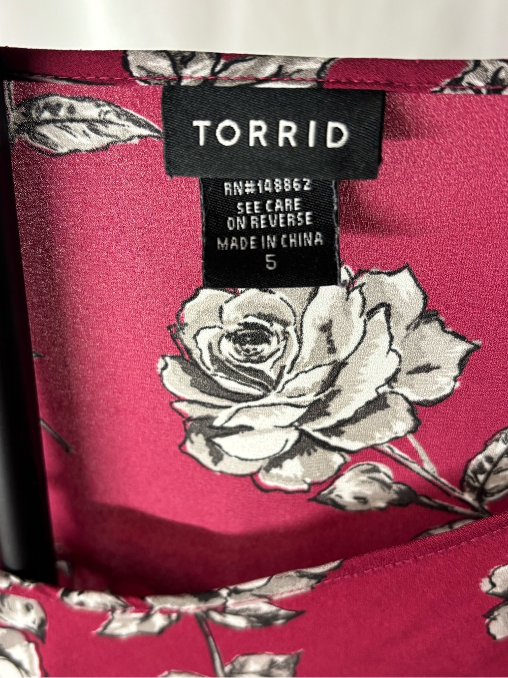 Torrid Deep Magenta Floral Keyhole Blouse Shirt Plus Size - Picture 3 of 3